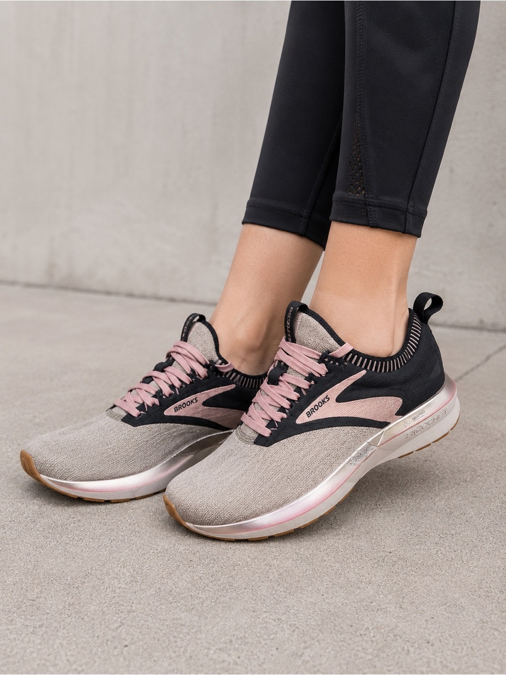 Brooks Women’s Running Walking Sneakers Gray Pink Comfort Shoes Size 8.5